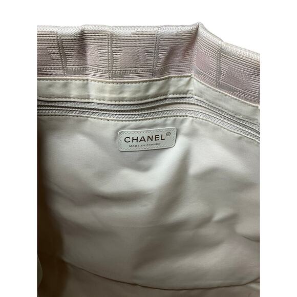 682. CHANEL Tote Bag - Perfect for Everyday Use! - Picture 9 of 9